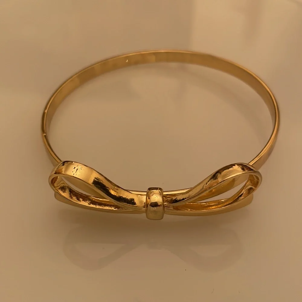 Bracelet. Gold Tone with a Pretty Gold Bow. In New Condition. - Picture 3 of 5